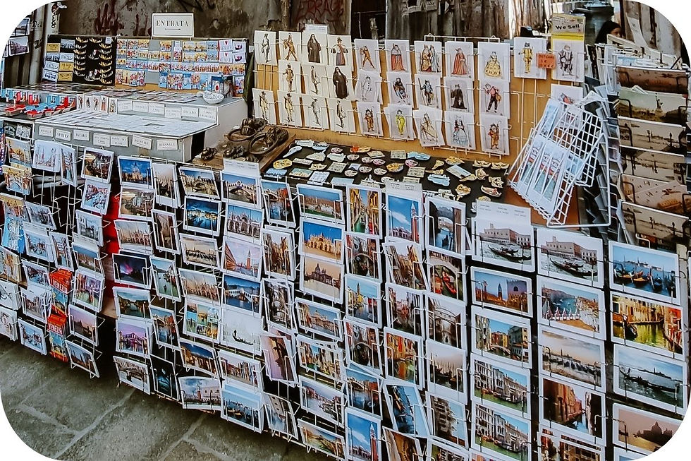Romantisch straatje in Venetië met bruggetje en kleurrijke huizen – perfect voor een wandeling door de mooiste verborgen plekjes van de stad