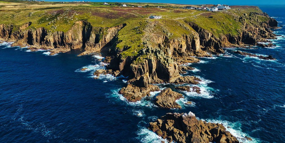 Wandelaars genieten van de natuur in Cornwall