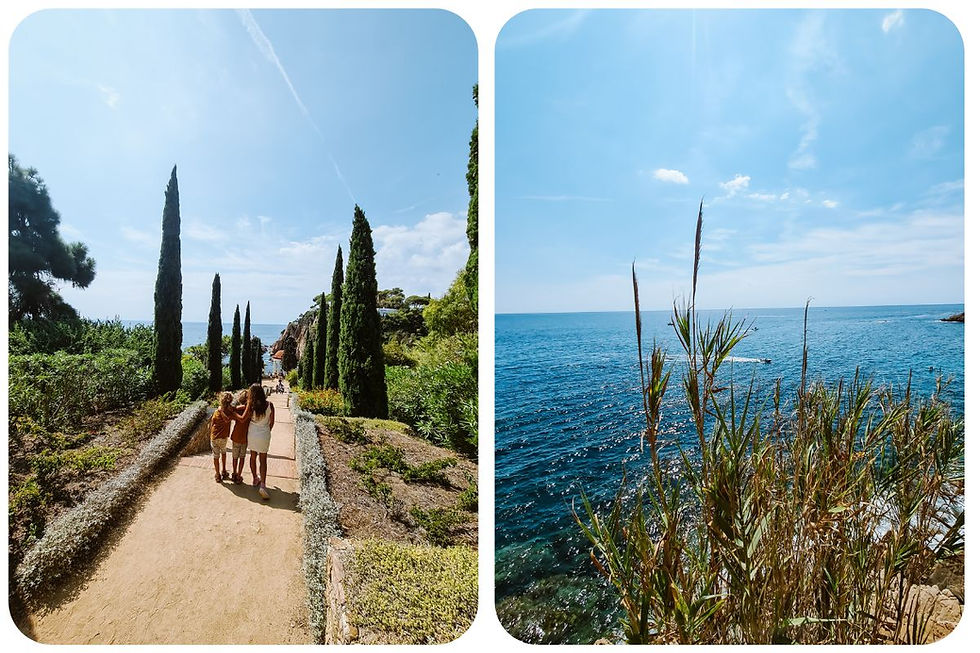 Uitzicht vanaf het Templet de Linne over de Middellandse Zee in Jardín Botánico Marimurtra, de botanische tuin op een klif in Blanes, Costa Brava.