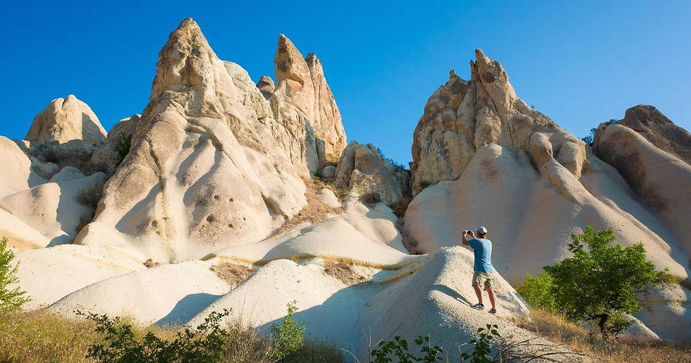 Wandelroute door White Valley met uitzicht op de witte rotsen en rustige landschappen van Cappadocië
