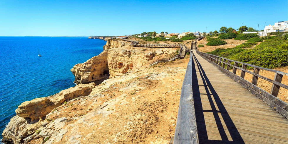 Wandelgroep geniet van kustwandelingen in Algarve