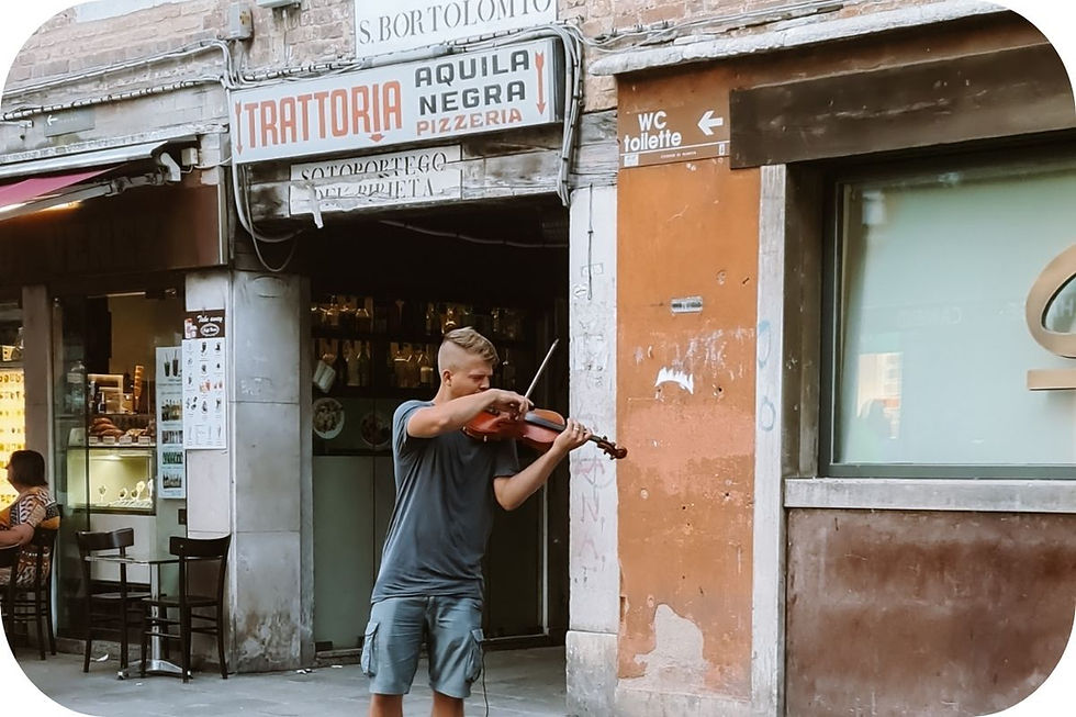Romantisch straatje in Venetië met bruggetje en kleurrijke huizen – perfect voor een wandeling door de mooiste verborgen plekjes van de stad