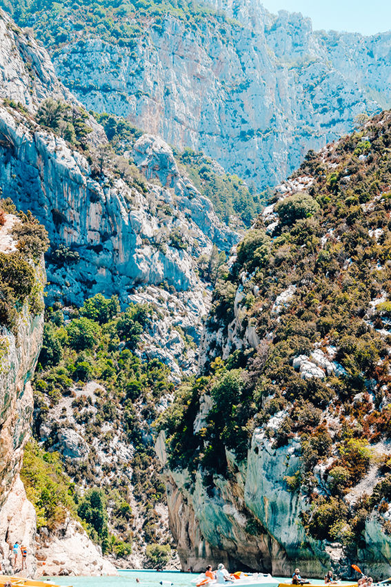 Gorges du Verdon Frankrijk, een van de mooiste natuurparken van Europa. Lees nu onze reisgids met al onze reistips voor jouw vakantie in Frankrijk en de Gorges de Verdon.