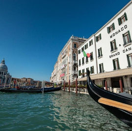 Uitzicht vanaf luxe hotel in Venetië met zicht op het Canal Grande bij zonsondergang