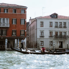 Panoramisch uitzicht over Venetië vanaf Campanile di San Marco met zicht op Canal Grande, San Marcoplein en gondels – mooiste uitzichtpunt Venetië