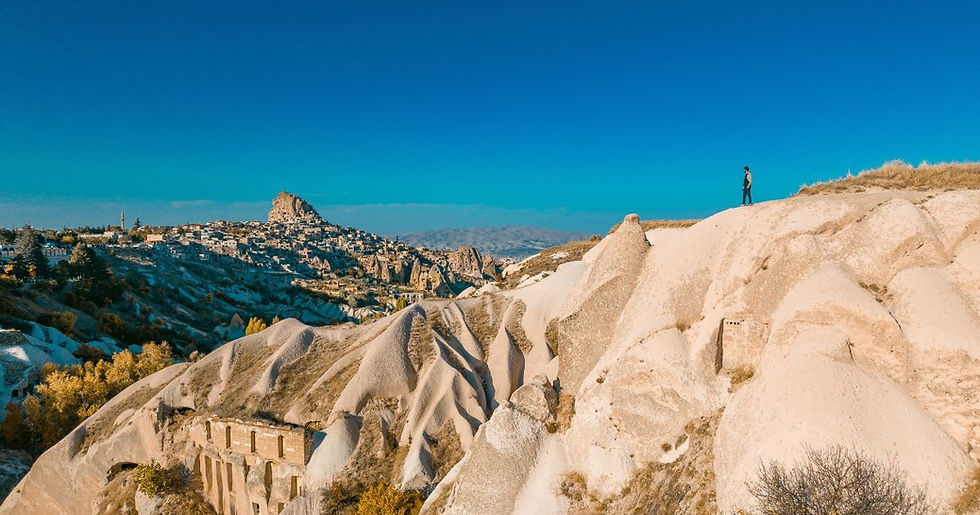 Wandelen in Pigeon Valley in Cappadocië tussen rotsformaties, luchtballonnen en panoramische uitzichten tijdens een wandelvakantie in Turkije