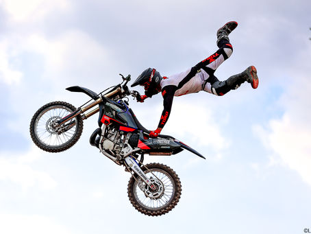 Arena Freestyle Show reúne principais pilotos do FMX do Brasil em Ilhabela