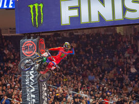 Cole Davies conquista a terceira vitória consecutiva na categoria 250SMX