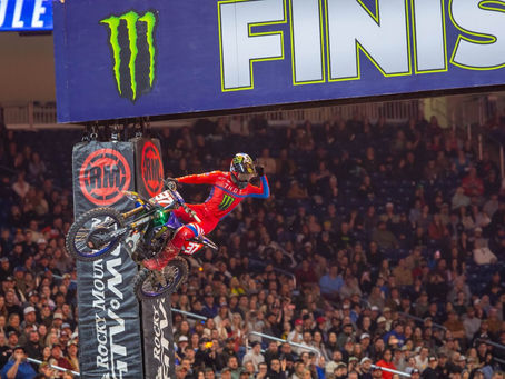 Cole Davies conquista a terceira vitória consecutiva na categoria 250SMX