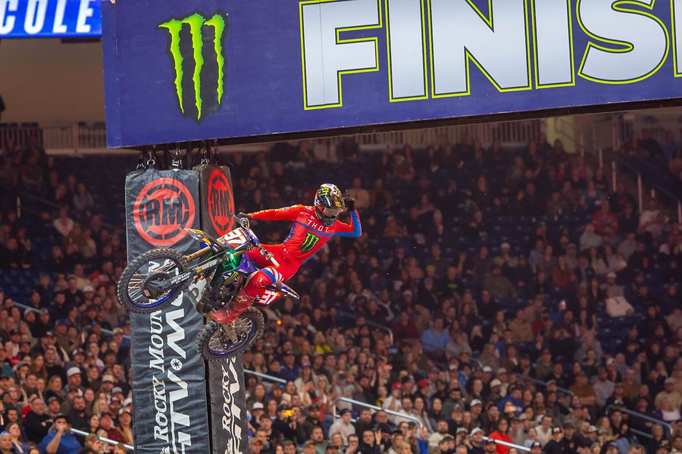 Cole Davies conquista a terceira vitória consecutiva na categoria 250SMX