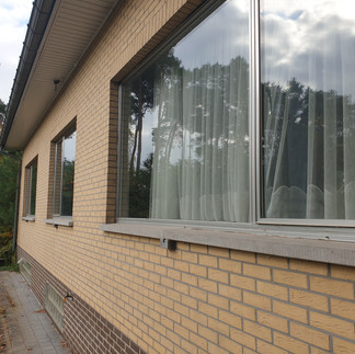 Aluminium ramen met asbesthoudende mastiek als kit