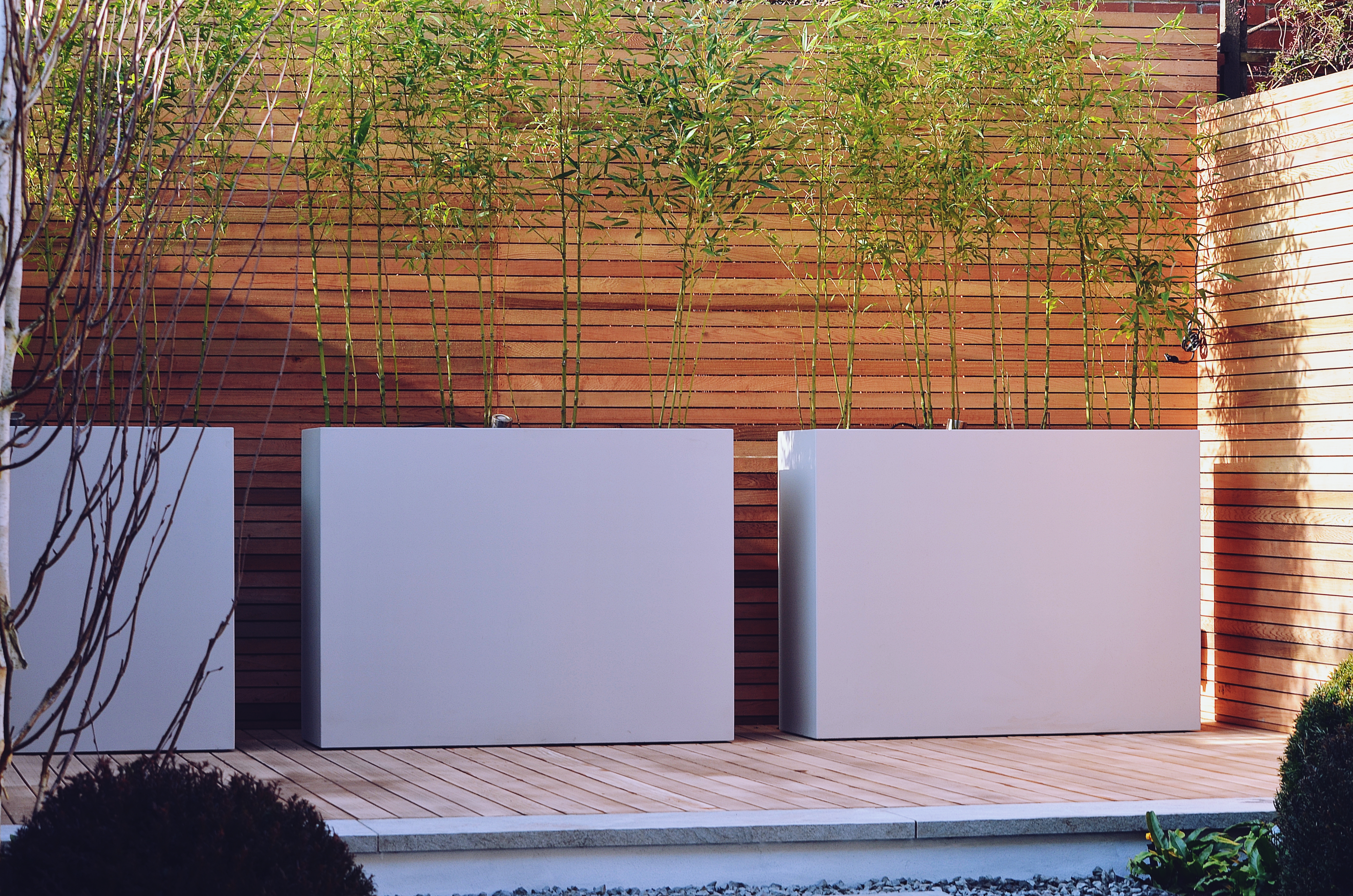 Garden builders Anewgarden Modern contemporary style London cedar screen and planters