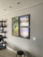 Quadros com fotografia fine art para decoração em parede cinza.