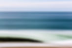 Fotografia minimalista de ondas e horizonte em longa exposição.