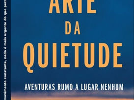 Capa do livro A Arte da Quietude, de Pico Iyer, com céu azul, pôr do sol e montanhas; texto TED e AVENTURAS RUMO A LUGAR NENHUM.