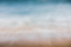 Fotografia artística de espuma das ondas em tons suaves com efeito de longa exposição.