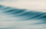 Fotografia minimalista de ondas suaves no oceano.