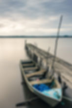Barco ancorado em trapiche na expedição fotográfica Cananéia.