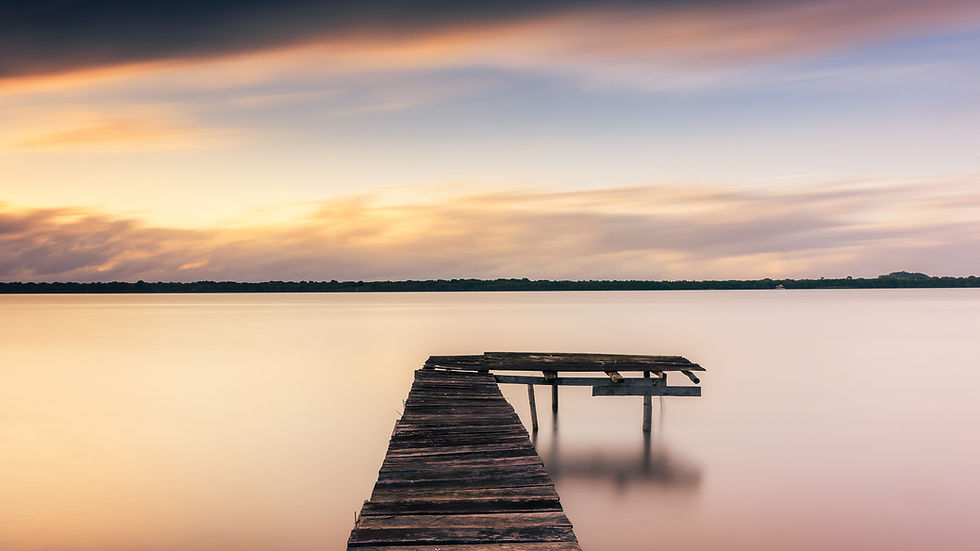 Trapiche ao pôr do sol na expedição fotográfica Cananéia