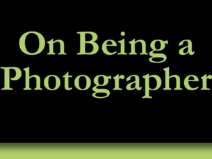 Texto verde-limão On Being a Photographer sobre fundo preto, com linhas verticais e faixa inferior verde.