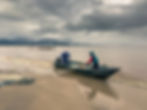 Pescadores em barco na expedição fotográfica Cananéia.