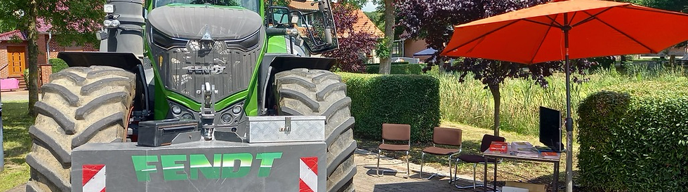 Fendt Traktor Frontgewicht Stand Außenbereich Imagearbeit Landwirtschaft