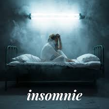 Séance de réflexologie plantaire holistique et massage polarité pour favoriser le sommeil réparateur dans un espace zen.