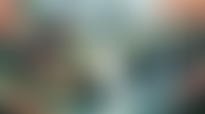 Personne méditant en nature durant l’été, entourée de fruits et légumes de saison, illustrant l’harmonie entre corps, esprit et environnement selon la Médecine Traditionnelle Chinoise.