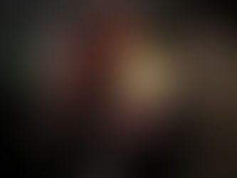 Praticienne en réflexologie plantaire holistique offrant un soin relaxant dans un environnement serein, aidant à apaiser l’esprit et le corps en période de deuil.