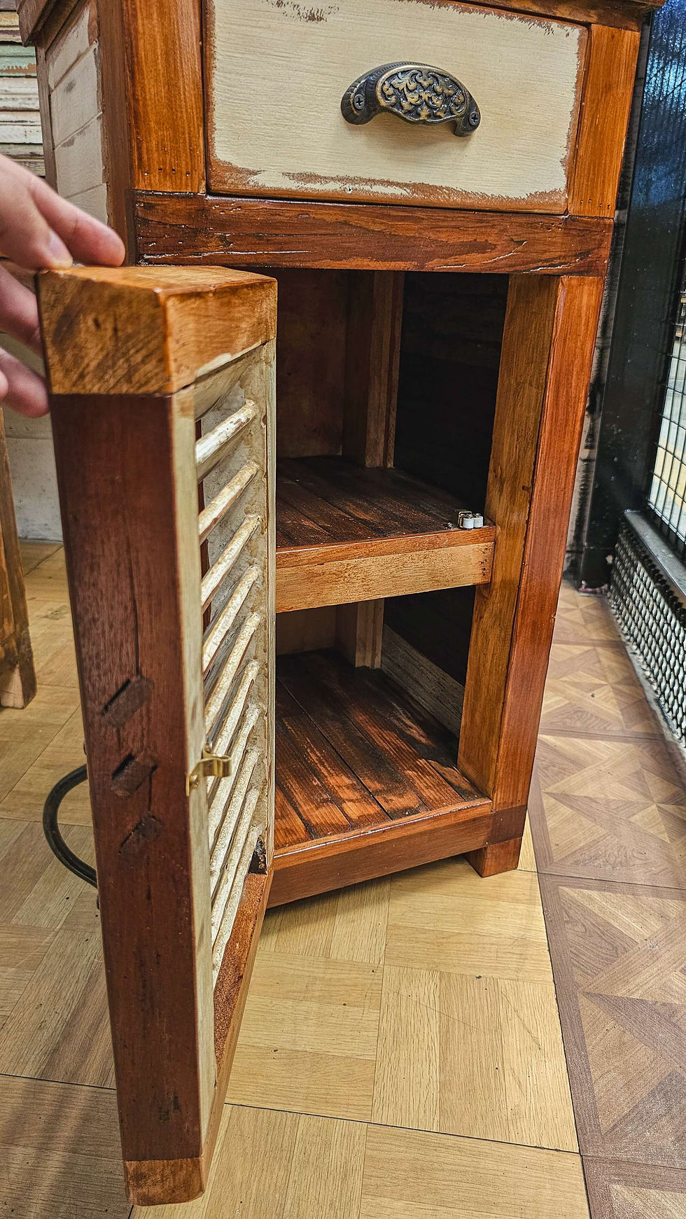 Miniatura: Mesa de luz rustica de celosía