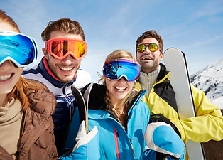 Vrienden uitvoeren ski's boven op de ber