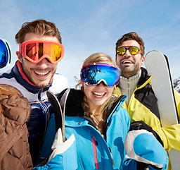 Les amis portant des skis sur le dessus
