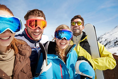 Les amis portant des skis sur le dessus