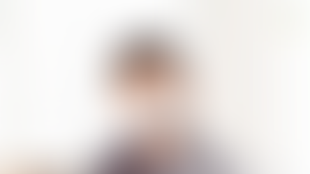 喉の痛みで苦しそうに喉を押さえる男の子｜溶連菌感染症のイメージ【キッズリーフの病児保育】