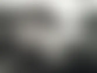 Los soldados de malvinas leyendo los diarios del momeno