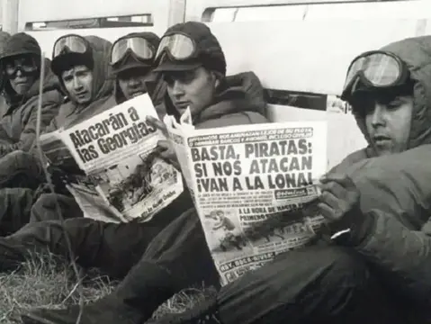 Los soldados de malvinas leyendo los diarios del momeno