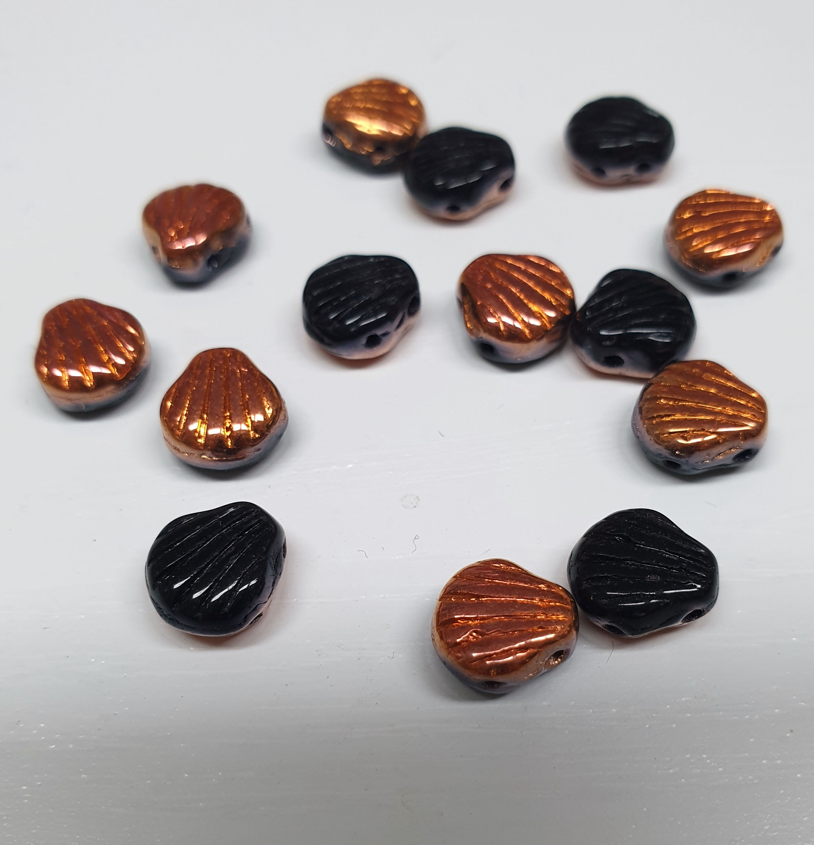 חרוז Shell Douo צדף עם שני חורים צבע שחור עם אפקט צד אחד מלוכלך
