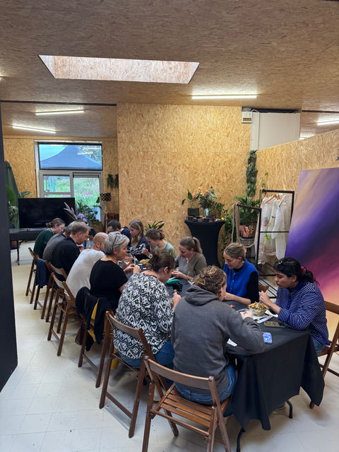 Art attack room 
Abstract painting
Teambuilding met vergaderzaal 
Creatieve teambuilding met vergaderzaal 