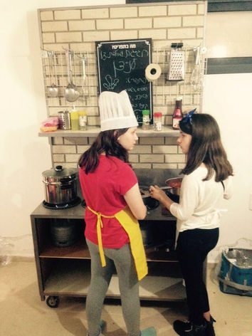 בנות מבשלות ארוחה איטלקית בסדנת יום הולדת