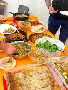 גיבוש לצוות עובדים - שולחן עמוס במנות שבישלו