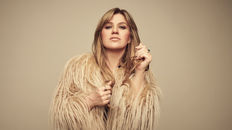 Kelly Clarkson (Official photo)