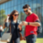 una chica con jersey rojo de código #C21820. Feliz pulsando su móvil, con gafas de sol, en