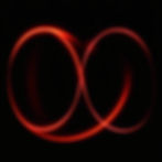 Ondas y luces rojas con patrón de color #C21820 que parezcan un infinito, a la izquierda._