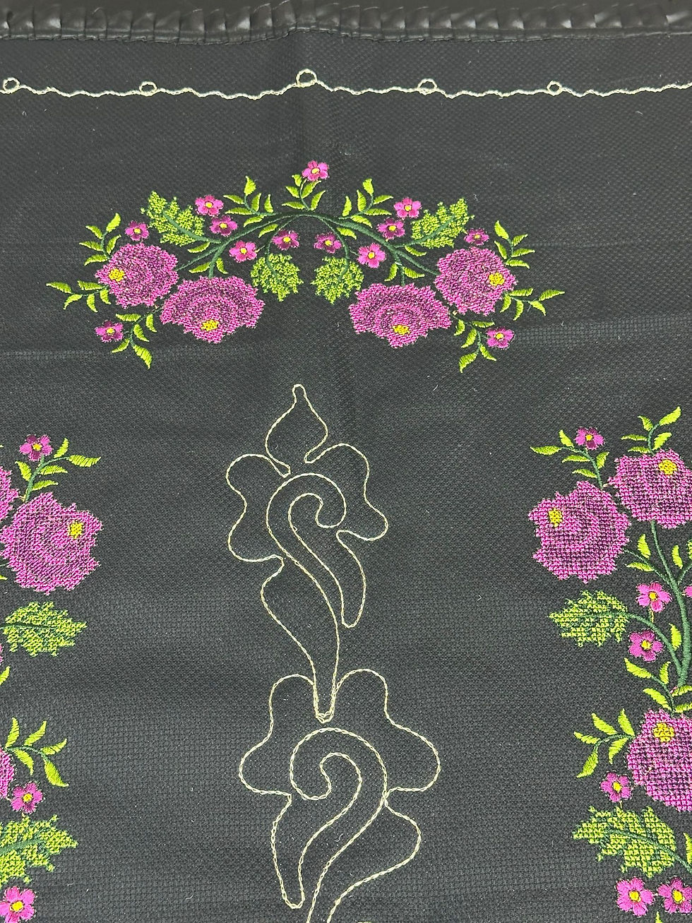 Küçük resim: Kaneviçe Etamin Işleme Nakışlı %100 Pamuk Keten Seccade Siyah Zemin