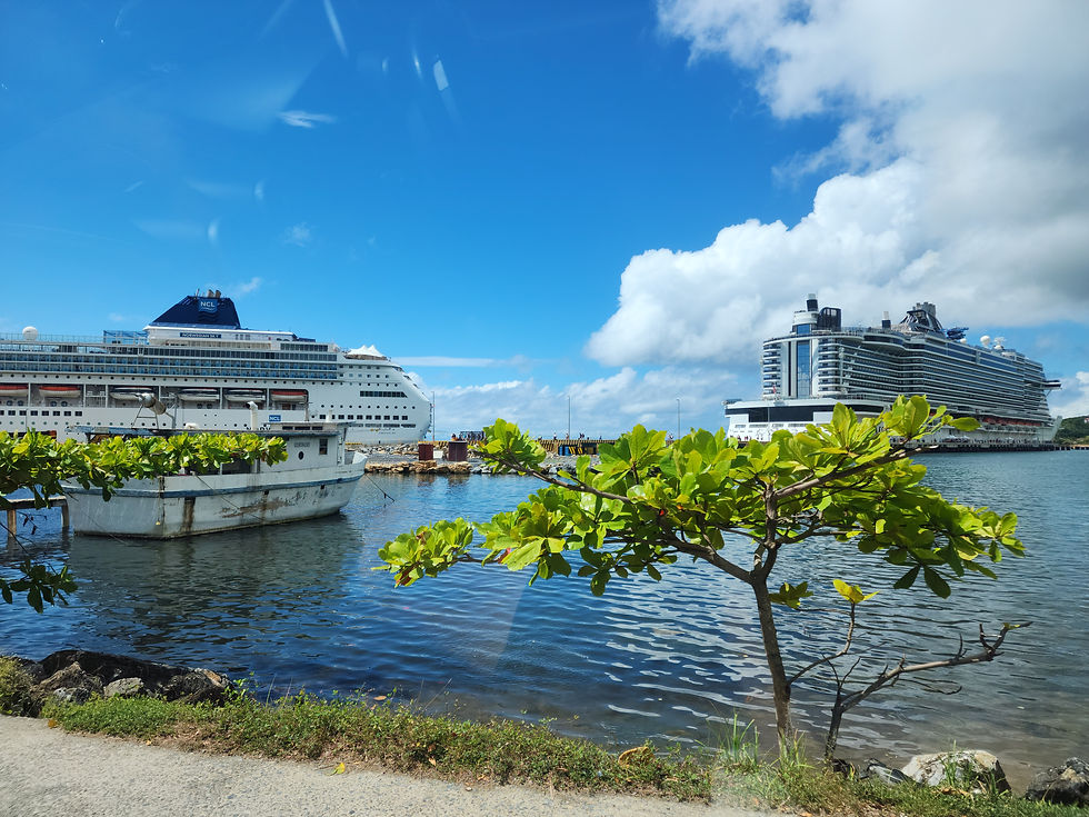 Cruise ships berthed at Coxen Hole