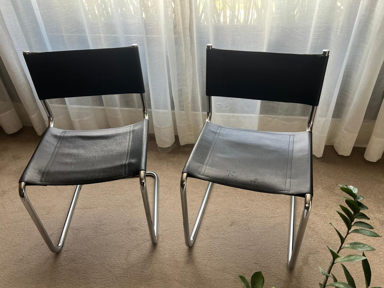 2 Cadeiras de Couro Preto