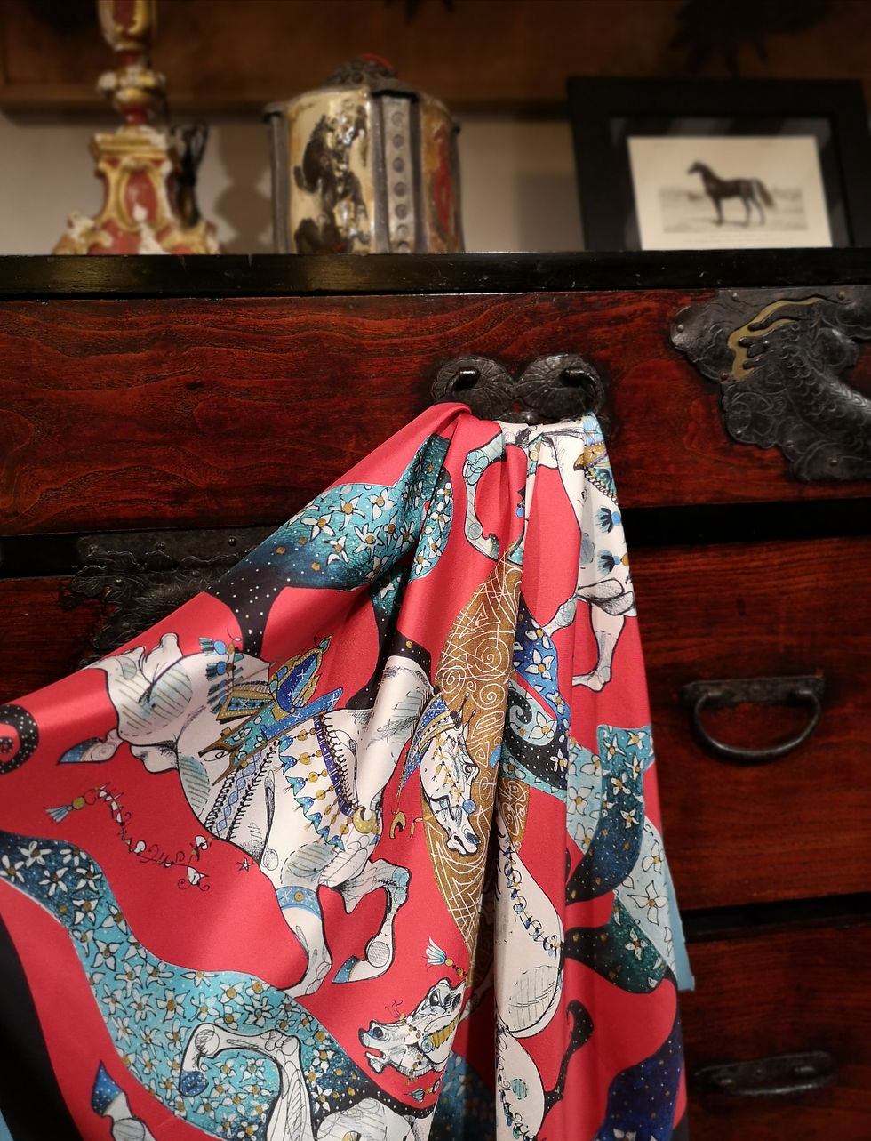 Thumbnail: Exemplaire d’Exposition CARRÉ de Soie ROUGE Silk Square Scarve