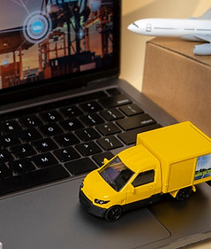 vehicles-laptop-supply-chain-representat