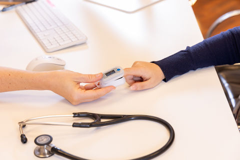 Pulskontrolle mit einem Pulsoximeter