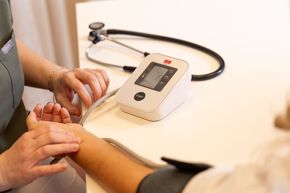 Vorbeugung, Blutdruckkontrolle mit einem Blutdruckmessgerät. Vorsorgeuntersuchung Hausarzt Dachau.